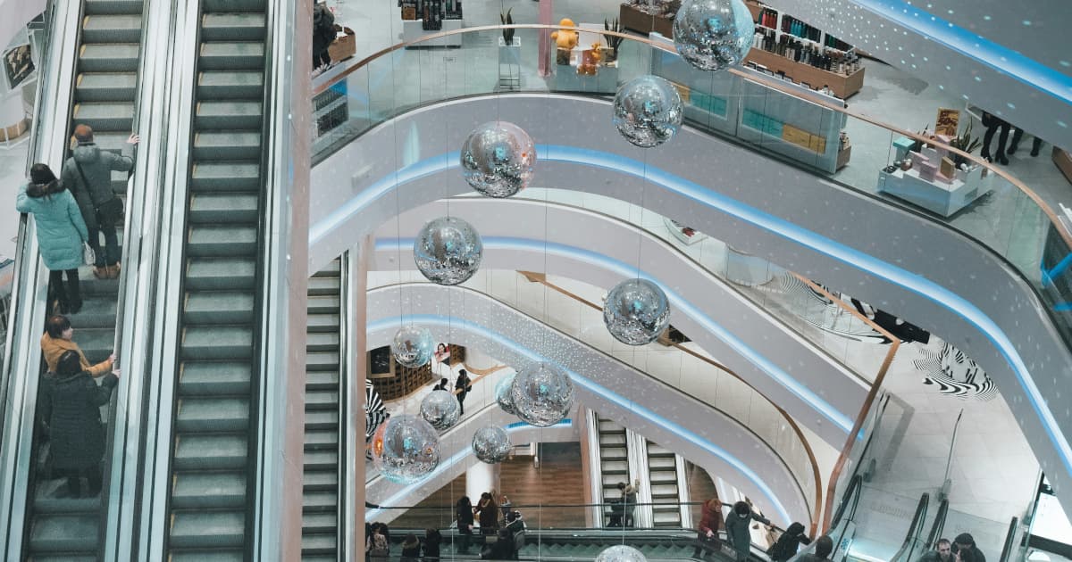E-Commerce Moves from Prediction to Real-Time Decisioning, But Data Gaps Loom